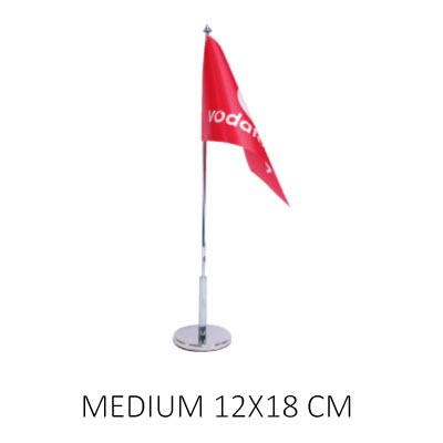 Bordsflagga med eget tryck medium. Företagsflagga monterad på flaggstång med flaggfot.