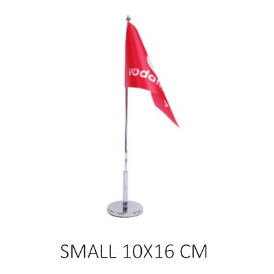 Bordsflagga med eget tryck small. Företagsflagga monterad på flaggstång med flaggfot.